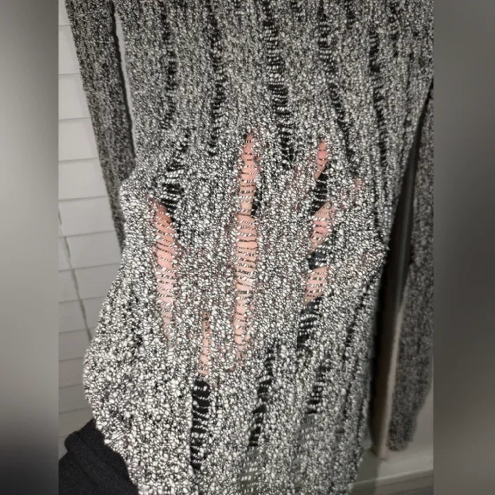 𝐉𝐄𝐒𝐒𝐈𝐂𝐀 𝐒𝐈𝐌𝐏𝐒𝐎𝐍 Blk & Wht Mesh/Slash Design Sweater - Picture 7 of 7